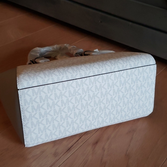 MK Messenger Bag - Picture 4 of 7